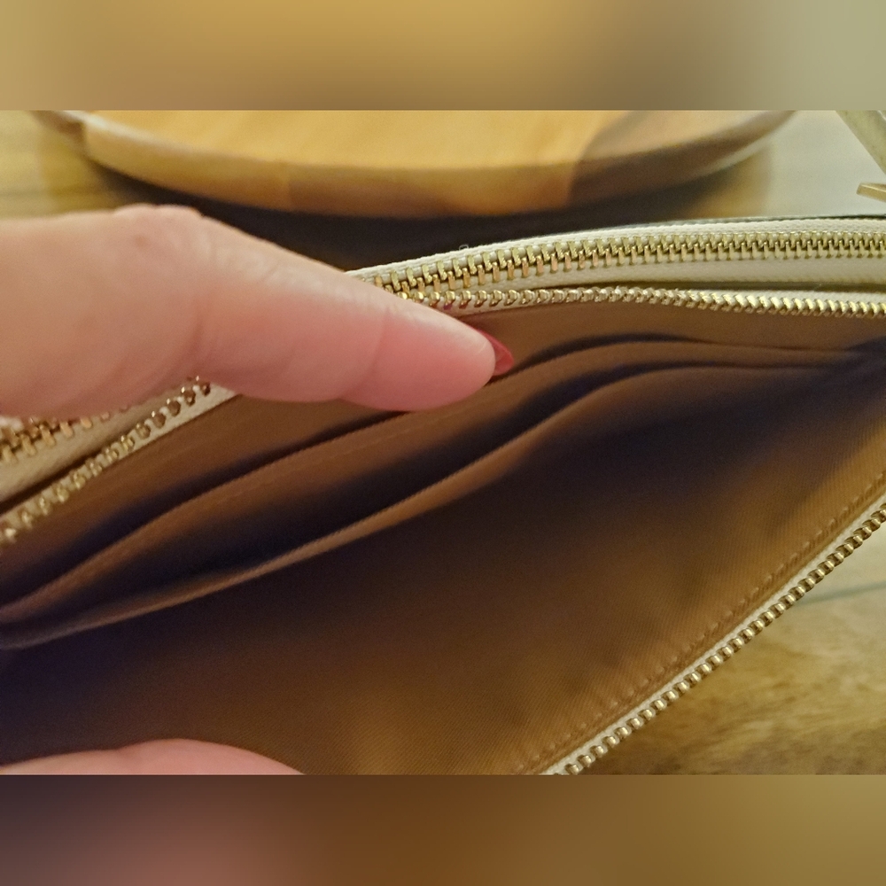 COACH CLUTCH IN EXCELLENT LIKE NEW CONDITION! - Picture 7 of 10